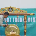 Plt. Asisten bidang Perekonomian dan Pembangunan Setda Kota Palu, Rahmat Mustafa memukul menandai pembukaan International Solidarity-Multisport Tournament yang digelar Humainement Concernes di Palu, Jumat (24/1/2025). (Foto: Prokopim Setda Kota Palu/Imron)