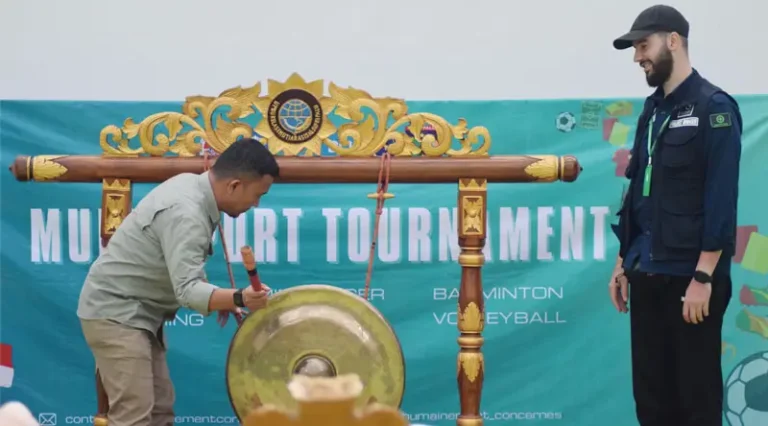 Plt. Asisten bidang Perekonomian dan Pembangunan Setda Kota Palu, Rahmat Mustafa memukul menandai pembukaan International Solidarity-Multisport Tournament yang digelar Humainement Concernes di Palu, Jumat (24/1/2025). (Foto: Prokopim Setda Kota Palu/Imron)