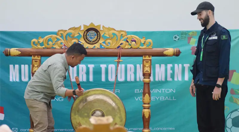 Plt. Asisten bidang Perekonomian dan Pembangunan Setda Kota Palu, Rahmat Mustafa memukul menandai pembukaan International Solidarity-Multisport Tournament yang digelar Humainement Concernes di Palu, Jumat (24/1/2025). (Foto: Prokopim Setda Kota Palu/Imron)