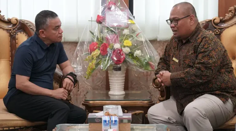 Wali Kota Palu Hadianto Rasyid (kiri) saat menerima kunungan Kepala KPP Palu, Mulyono di ruang kerjanya, Jumat (10/1/2024). (Foto Porkopim Kota Palu/Jufri)