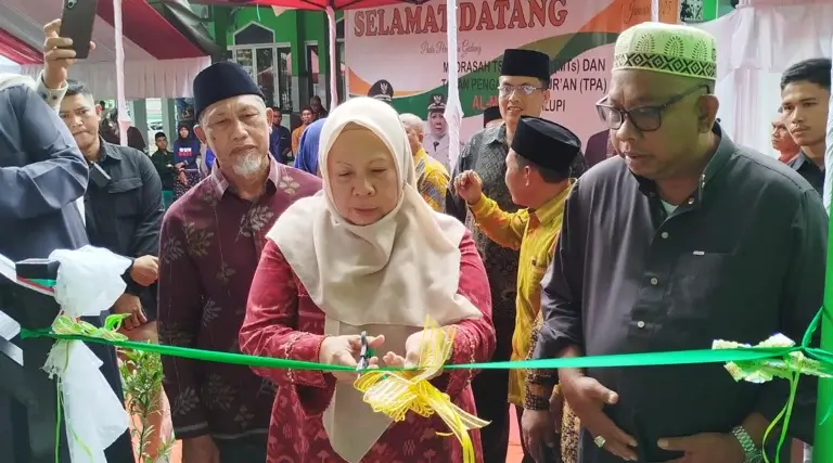 Wakil Wali Kota Palu, Reny A Lamadjido (tengah) menggunting pita menandai persemian MTs dan TPA Al-Mu'min di Palupi, Palu, Rabu (1/1/2025). (Foto: Prokopim Setda Kota Palu/Imron)