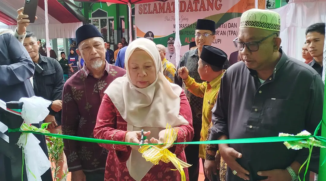 Wakil Wali Kota Palu, Reny A Lamadjido (tengah) menggunting pita menandai persemian MTs dan TPA Al-Mu'min di Palupi, Palu, Rabu (1/1/2025). (Foto: Prokopim Setda Kota Palu/Imron)