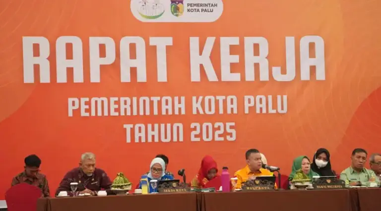 Suasana Raker Pemkot Palu yang dipimpin Wali Kota Hadianto Rasyiud di Palu, Kamis (23/1/2025). (Foto: prokopim Setda Kota Palu/Iwan)