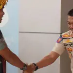 Ka Satpol PP Kota Palu, Nathan Pagasongan (kanan) menjabat Pangdam XIII Merdeka, Mayjen TNI SUhardi saat tiba di bandara Mutiara Palu, Selasa (21/1/2025). (Foto: prokopim Setda Kota Palu/Imron)