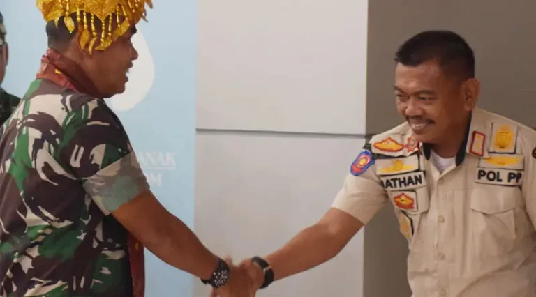 Ka Satpol PP Kota Palu, Nathan Pagasongan (kanan) menjabat Pangdam XIII Merdeka, Mayjen TNI SUhardi saat tiba di bandara Mutiara Palu, Selasa (21/1/2025). (Foto: prokopim Setda Kota Palu/Imron)