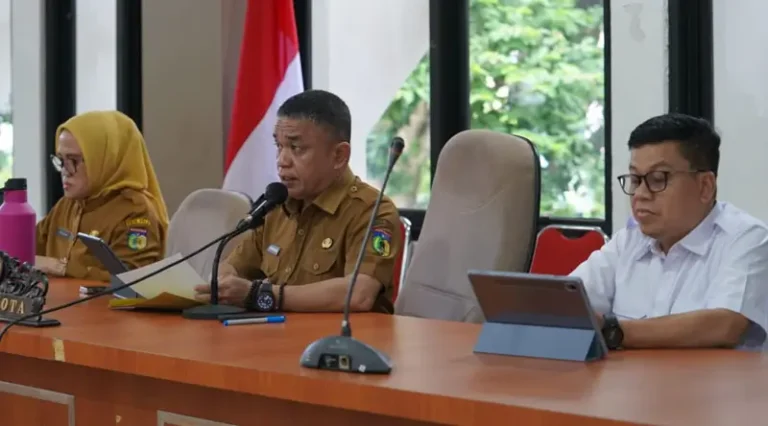Wali Kota Palu, Hadianto Rasyid (tengah pada pertemuan dengan sejumlah pengusaha tambang galian C di palu, Senin (20/1/2025). (Foto: prokopim Setda Kota Palu/Iwan)