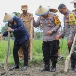 Aksi penanaman jagung mendukung program sejuta hektar di Kelurahan Petobo, Palu, Selasa (25/1/2025). (Foto: Prokopim Setda Kota Palu/Jufri)