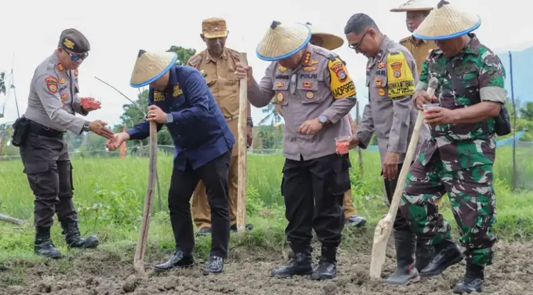 Aksi penanaman jagung mendukung program sejuta hektar di Kelurahan Petobo, Palu, Selasa (25/1/2025). (Foto: Prokopim Setda Kota Palu/Jufri)