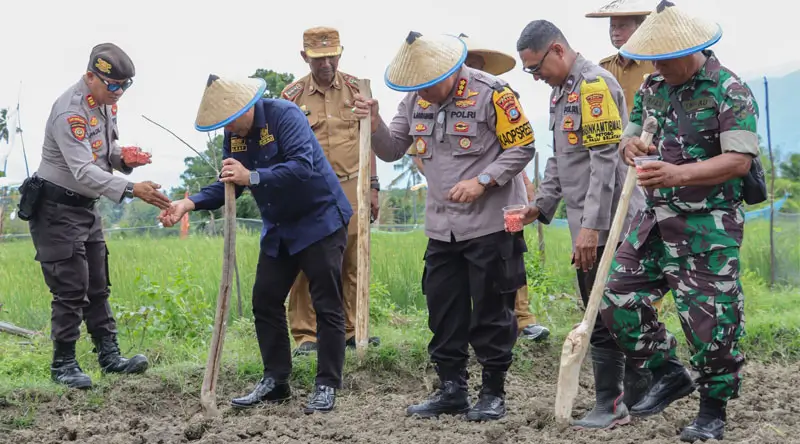 Aksi penanaman jagung mendukung program sejuta hektar di Kelurahan Petobo, Palu, Selasa (25/1/2025). (Foto: Prokopim Setda Kota Palu/Jufri)