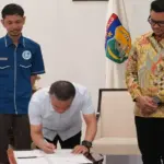 Wakil Ketua MPR RI, Akbar Supratman (kiri) menyaksikan Wali Kota Palu, Hadianto Rasyid (tengah) meneken MoU pembangunan 110 halte bus di Rujab Wali Kota Palu, Rabu (8/1/2025) malam. (Foto: prokopimda Kota palu/Iwan)