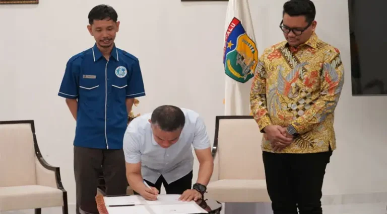 Wakil Ketua MPR RI, Akbar Supratman (kiri) menyaksikan Wali Kota Palu, Hadianto Rasyid (tengah) meneken MoU pembangunan 110 halte bus di Rujab Wali Kota Palu, Rabu (8/1/2025) malam. (Foto: prokopimda Kota palu/Iwan)