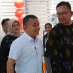 Wali Kota Palu, Hadianto Rasyid (kanan) berjalan bersama Kepala BI Perwakil Sulteng, Rony Hartawan menuju KKST Corner diPaluGrand Mall, Senin (13/1/2025) malam. (Foto: Prokopim Setdakot Palu/Iwan)