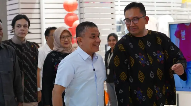 Wali Kota Palu, Hadianto Rasyid (kanan) berjalan bersama Kepala BI Perwakil Sulteng, Rony Hartawan menuju KKST Corner diPaluGrand Mall, Senin (13/1/2025) malam. (Foto: Prokopim Setdakot Palu/Iwan)