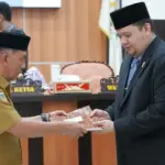 Asisten Imran Lataha (kiri) memnyerahkan usulan Ranperda kepada Ketua DPRD Kota Palu, Rico AT Djanggola, Selasa (7/1/2024). (Foto: Prokopim Setda Kota Palu/Iwan)