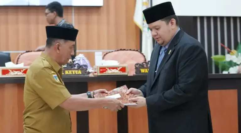 Asisten Imran Lataha (kiri) memnyerahkan usulan Ranperda kepada Ketua DPRD Kota Palu, Rico AT Djanggola, Selasa (7/1/2024). (Foto: Prokopim Setda Kota Palu/Iwan)