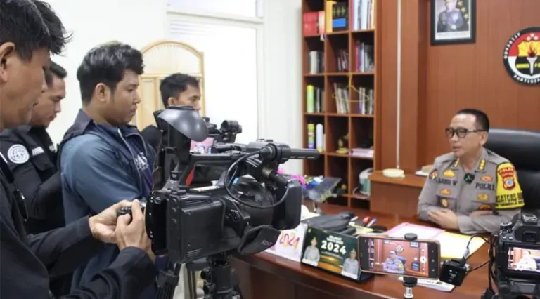 Kabid Humas Polda SUlteng, Kombes Pol Djoko Winenartono (kanan) memberikan keterangan kepada wartawan. (Foto: Humas Polda Sutleng)