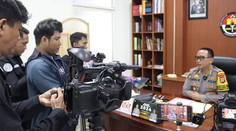 Kabid Humas Polda SUlteng, Kombes Pol Djoko Winenartono (kanan) memberikan keterangan kepada wartawan. (Foto: Humas Polda Sutleng)