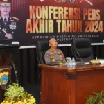 Kapolda Sulteng, Irjen Pol Agus Nugroho )kanan) menyampaikan kkinerja Polda Sulteng pada konferensi pers akhir tahun 2024 di Aula Rupatama Polda Sulteng, Selasa (31/12/2024) malam. (Foto: Humas Polda Sulteng)