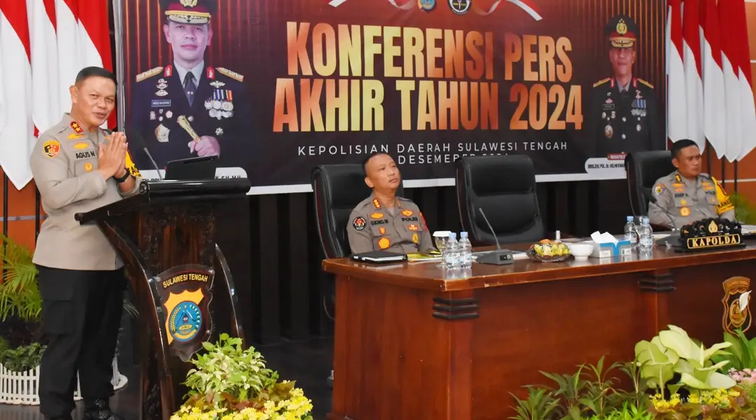 Kapolda Sulteng, Irjen Pol Agus Nugroho )kanan) menyampaikan kkinerja Polda Sulteng pada konferensi pers akhir tahun 2024 di Aula Rupatama Polda Sulteng, Selasa (31/12/2024) malam. (Foto: Humas Polda Sulteng)