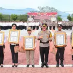 Sejumlah personel berfoto bersama Kapolda Sulteng usai menerima penghargaan di mapolda Sulteng, Senin (6/1/2025). (Foto: Humas Polda Sulteng)