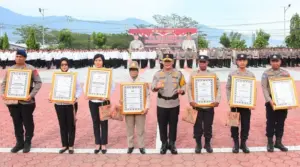 Kapolda Sulteng Beri Penghargaan ke Satker dan Personel Berprestasi
