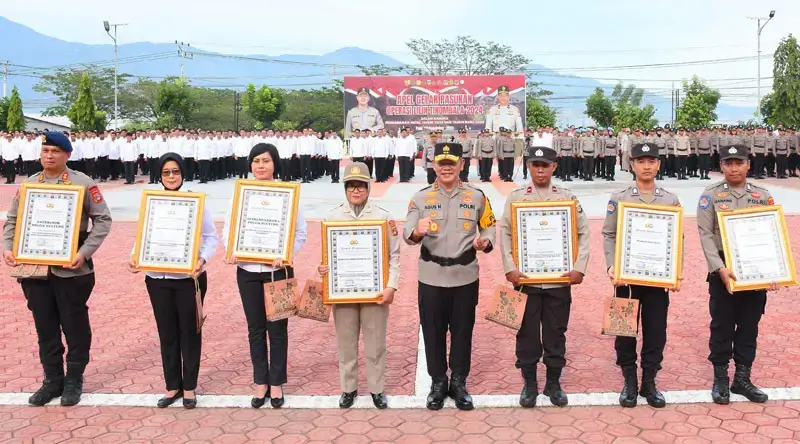 Sejumlah personel berfoto bersama Kapolda Sulteng usai menerima penghargaan di mapolda Sulteng, Senin (6/1/2025). (Foto: Humas Polda Sulteng)