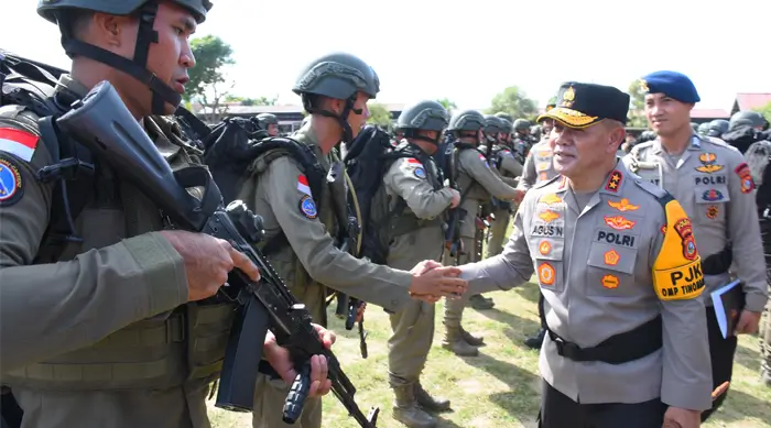 Kapolda Sulteng, Irjen POl Agus Nugroho (kanan) menyambut personal Brimob yang baru tiba dalam operasi Damai Cartenz Papua di Mako Brimob Polda SUlteng, Jumat (3/1/2025). (Foto: Humas Polda SUlteng)