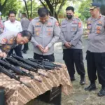 Tim Itwasum Mabes Polri memeriksa senpi dinas personel Polsek Biromaru di SIgi, Rabu (15/1/2024). (Foto: Humas Polres Sigi)