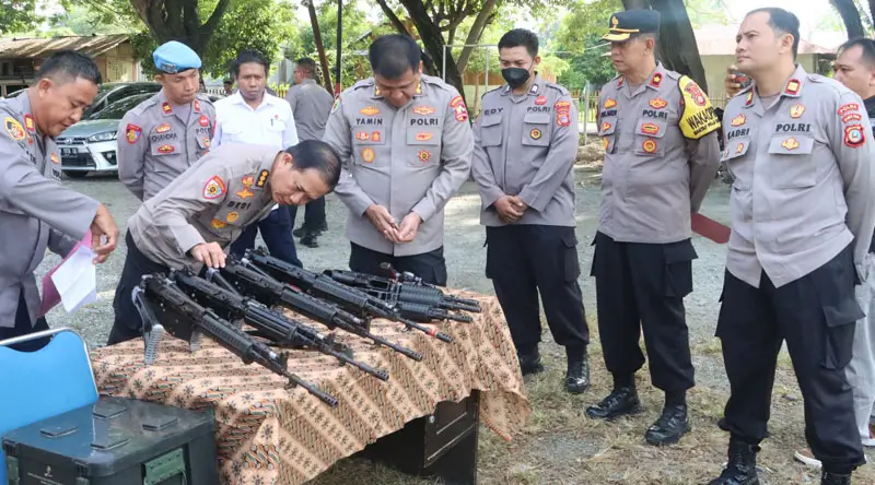 Tim Itwasum Mabes Polri memeriksa senpi dinas personel Polsek Biromaru di SIgi, Rabu (15/1/2024). (Foto: Humas Polres Sigi)