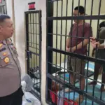 Kapolresta Palu, Kombes POl Deny Abrahams mengecek kondisi tahanan di Rutan Polresta Palu, Rabu (22/1/2025). (Foto: Humas Polresta Palu)