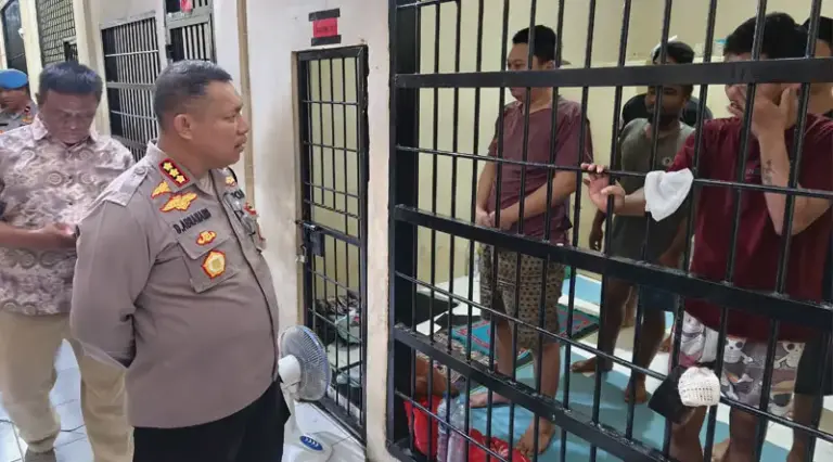 Kapolresta Palu, Kombes POl Deny Abrahams mengecek kondisi tahanan di Rutan Polresta Palu, Rabu (22/1/2025). (Foto: Humas Polresta Palu)