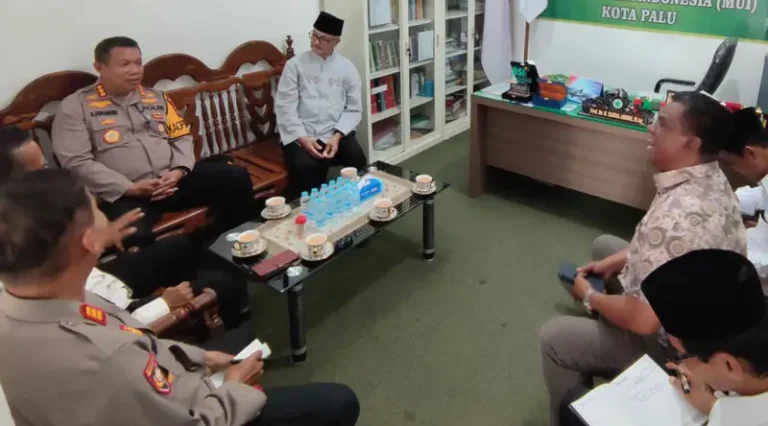 Kapolresta Palu, Kombes Pol Deny Abrahams (kiiri) berbincang denganKetua FKUB Sulteng KH Zainal Abidin (kanan) pada kunjungan silaturahmi, Selasa (14/1/2025). (Foto: Humas Polresta Palu)