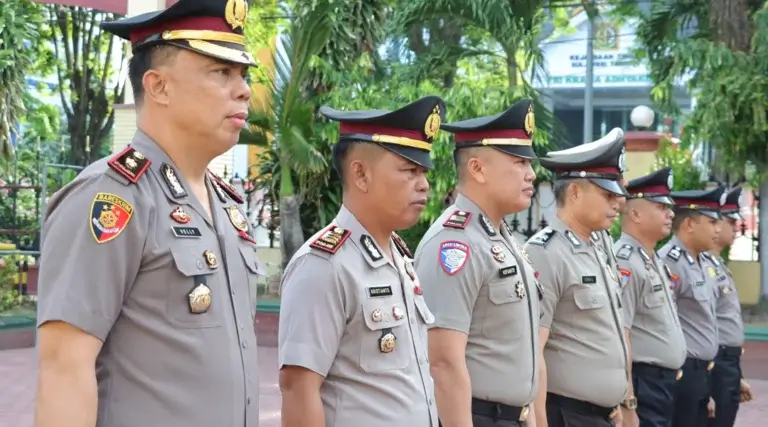Sejumlah personel Polresta Palu yang mendapat kenaikan pangkat setingkat lebi tinggi dalam upacara kenaikan pangkat di mapolresta Palu, Kamsi (2/1/2025). (Foto: Humas Polresta Palu)
