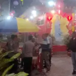 Sejumlah personel polisi berjaga di Kelenteng Kwan IM saat prosesi ibadah Imlek berlangsung di Palu, Rabu (29/1/2025) dinihari. (Foto: Humas Polresta Palu)