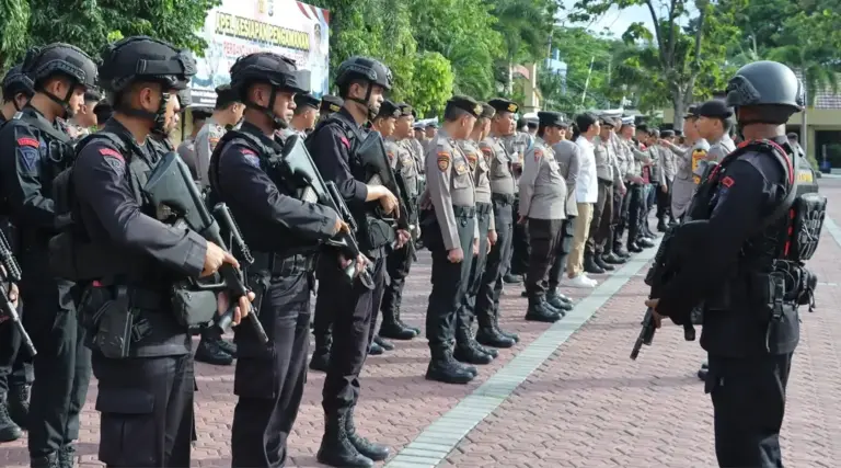 Sejumlah personel polisi pada apel siaga pengamanan malam pergantian tahun di Mapolresta Palu, Selasa (31/12/2024). (Foto: Humas Polresta Palu)