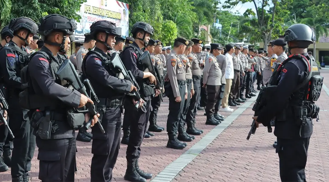 Sejumlah personel polisi pada apel siaga pengamanan malam pergantian tahun di Mapolresta Palu, Selasa (31/12/2024). (Foto: Humas Polresta Palu)