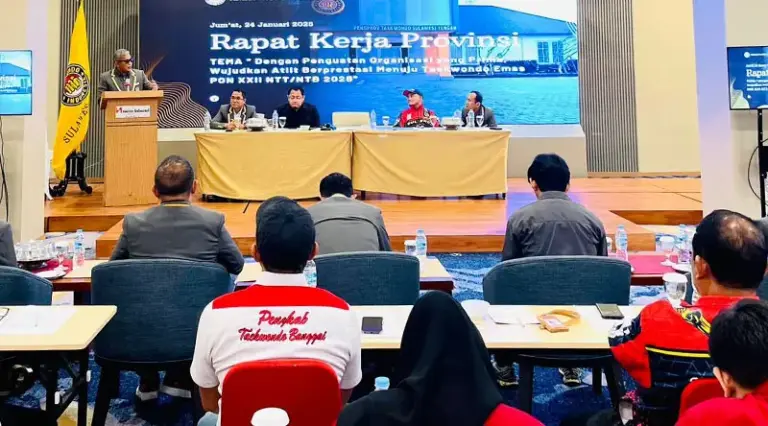 Ketua Pengurus Taekwondo Sulteng, Brigjen TNI Dody Triwanrto meyampaikan sambutan pada Raker Taekwondo Sulteng di palu, Kamsis (24/1/2025). (Foto: penrem 132/Tdl)