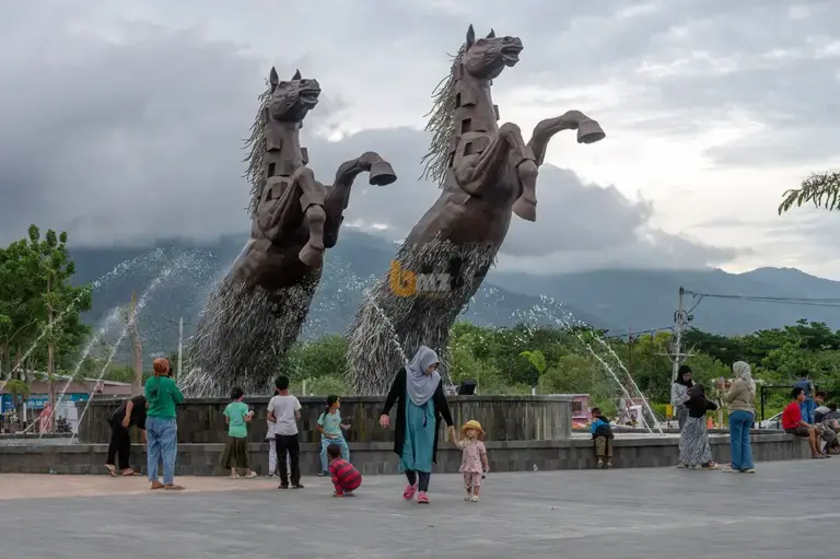 Warga beraktivias di Taman Lasoso yang baru direvitalisasi, Selasa (31/12/2024). (bmzIMAGES/Basri Marzuki)