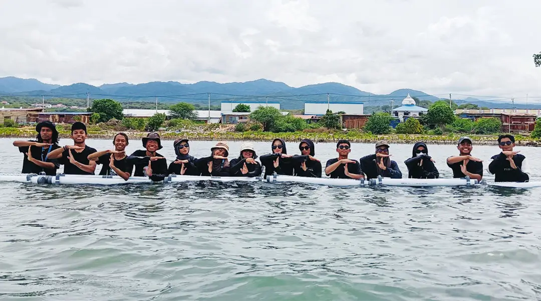 Relawan Trash Rangers Sulteng pad apemasangan Trash Boom di kawasan kosnervasi Mangrove, Pantai Dupa, Layana Indah, Minggu (26/1/2025). (Foto: Trash Rangers Sulteng)
