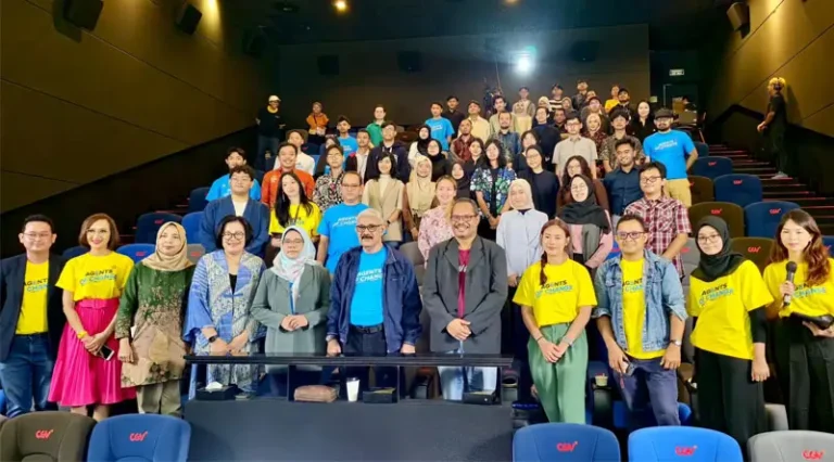 Diskusi "Voices of the Future: Youth and Media for Sustainable Business in Indonesia" dihadiri oleh Nicholay Aprilindo, Dirjen Instrumen & Penguatan HAM Kementerian HAM RI, Saiti Gusrini, Perwakilan Delegasi Uni Eropa untuk Indonesia dan Brunei Darussalam, dan Siprianus Bate Soro, Team Leader a.i untuk Risk, Resilience and Governance Unit UNDP Indonesia, bersama rekan-rekan media dan kaum muda. Credit: UNDP/Thomas