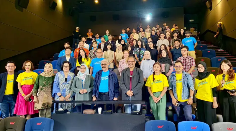Diskusi "Voices of the Future: Youth and Media for Sustainable Business in Indonesia" dihadiri oleh Nicholay Aprilindo, Dirjen Instrumen & Penguatan HAM Kementerian HAM RI, Saiti Gusrini, Perwakilan Delegasi Uni Eropa untuk Indonesia dan Brunei Darussalam, dan Siprianus Bate Soro, Team Leader a.i untuk Risk, Resilience and Governance Unit UNDP Indonesia, bersama rekan-rekan media dan kaum muda. Credit: UNDP/Thomas