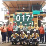 Sejumlah karyawan PT Vale Indonesia berpose di depan truk yang telah direfubrished di Sorowako, Luwu TImur, Selasa (21/1/2025). (Foto: PT Vale Indonesia)