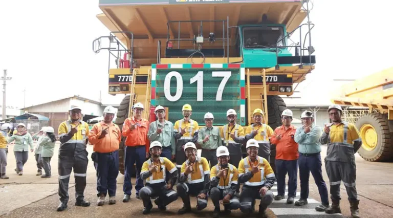 Sejumlah karyawan PT Vale Indonesia berpose di depan truk yang telah direfubrished di Sorowako, Luwu TImur, Selasa (21/1/2025). (Foto: PT Vale Indonesia)