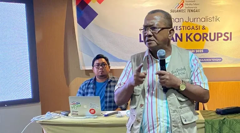 Guru Besar Hukum Tata Negara Untad, Prof Aminuddin Kasim menyampaikan amterinya pad aPelatihan Jurnalistik Investigasi dan Liputan Korupsi oleh AMSI Sulteng di Palu, Senin (17/2/2025). (Foto: AMSI Sulteng)