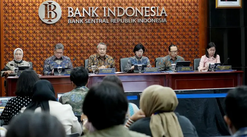 Gubernur Bank Indonesia Perry Warjiyo (kedua kiri) pada konferensi pers Rapat Dewan Gubernur (RDG) di Jakarta, Rabu (19/2/2025). (Foto: HO/bi.go.id)