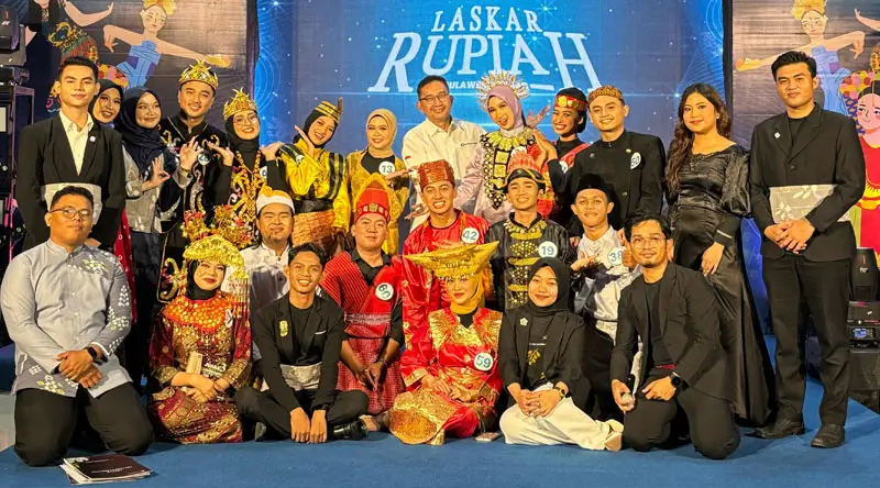 Para finalis berfoto bersama Kepala BI Sulteng, Rony Hartawan (tengah) usai grand final Laskar Rupiah Sulteng di Palu, Senin (24/2/2025). (Foto: HO-HUmas BI Sulteng)