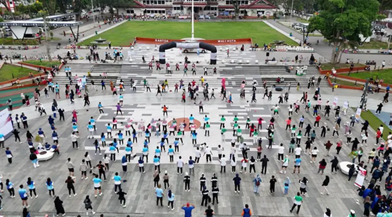Senam bersama pada kegiatan Garda Sutleng oleh BI Sulteng di Lapangan Vatulemo, Palu, Minggu (23/2/2025). (Foto: Humas BI Sulteng)