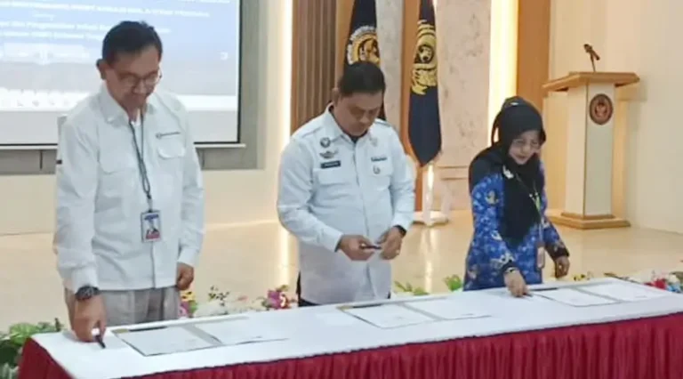 Kepala Perwakilan BI SUlteng, Rony Hartawan (kiri) bersama Dirjen PAS Sulteng meneken naskah pkerjasama penguatan ketahanan pangan di Lapas Kelas IIA Palu, Senin (17/2/2025). (Foto: Rolis)