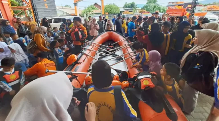 Anak-anak dikenalkan peralatan SAR pada kunjungan ke Kantor Basarnas Palu, Jumat (14/2/2025). (Foto: Basarnas Palu)