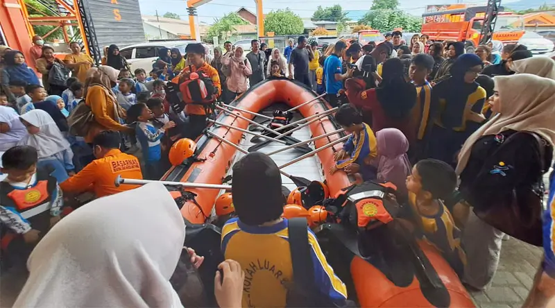 Anak-anak dikenalkan peralatan SAR pada kunjungan ke Kantor Basarnas Palu, Jumat (14/2/2025). (Foto: Basarnas Palu)